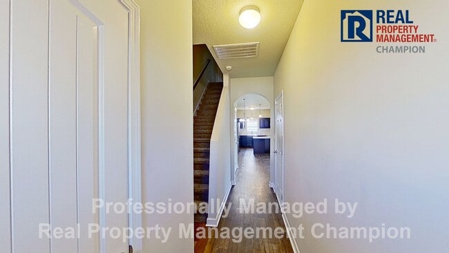 Building Photo - Beautiful Townhome with Open Floorplan and Covered Patio