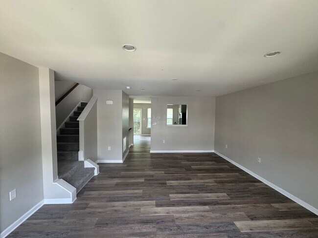 Building Photo - 65 Private Ct