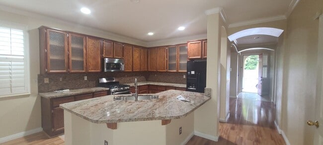Building Photo - Beautiful 3 Bedroom 2 Bathroom Home in Des...