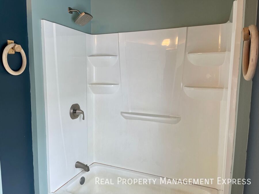 Building Photo - Cozy 2 Bedroom 1 Bathroom Home