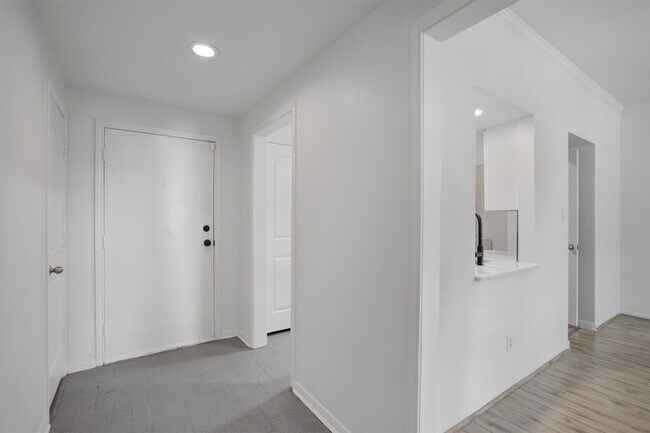 Building Photo - 2475 Underwood St