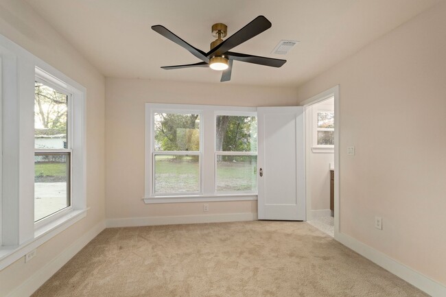 Building Photo - 918 Front St