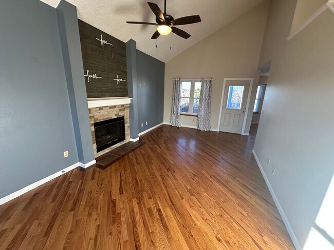 Building Photo - 4 Bed 4 Bath in Constitution Hills!!