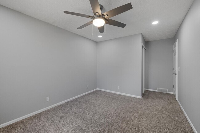 Building Photo - **3 Bedroom with a non-conforming and 2.5 bathrooms in Millard**