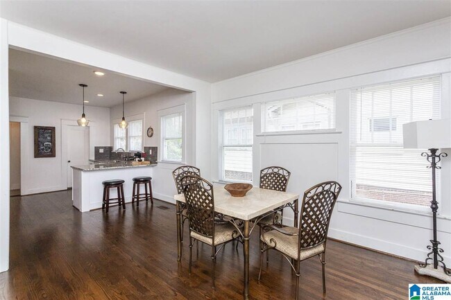 Building Photo - 712 10th Ct S