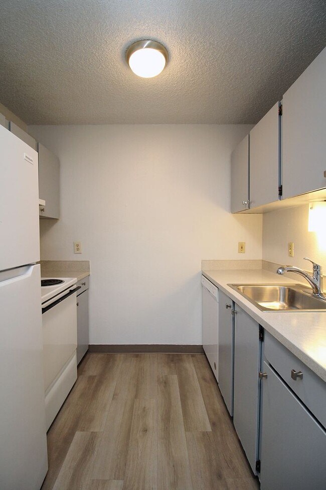 Building Photo - 5704 SW Beaverton Hillsdale Hwy