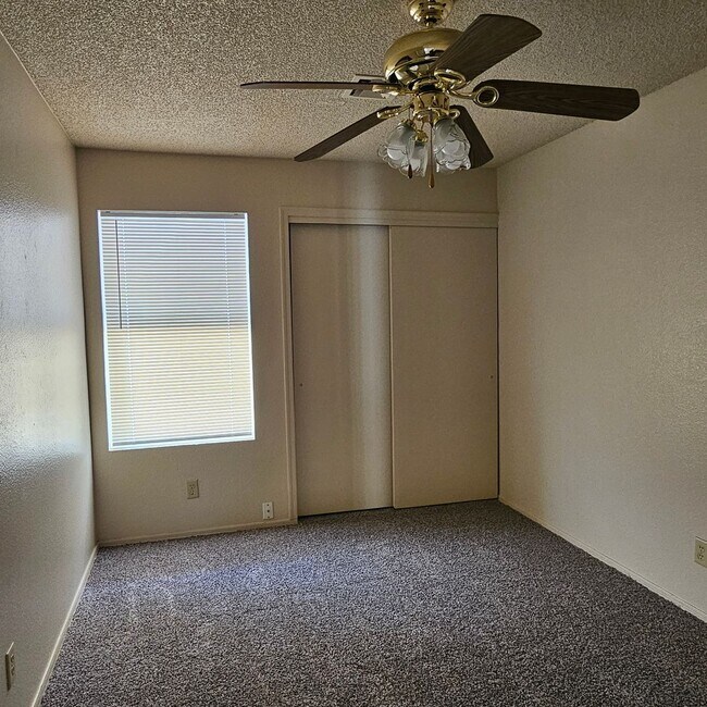 Building Photo - 3 bedroom corner unit for rent