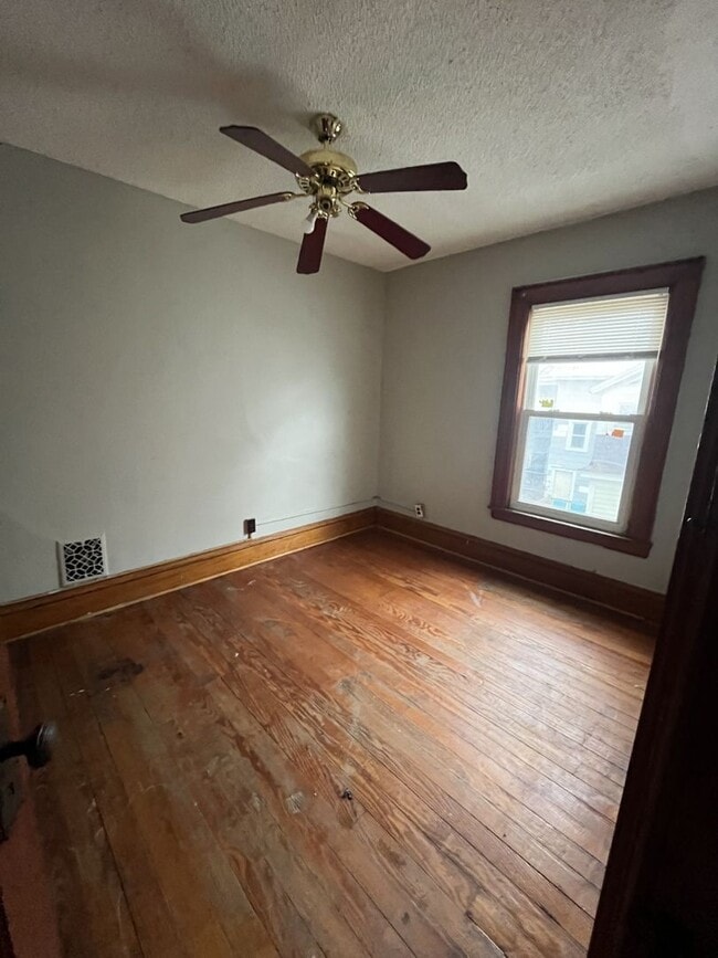 Building Photo - 162-164 Fernwood Ave