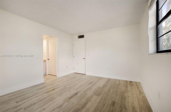 Building Photo - 10825 SW 112th Ave