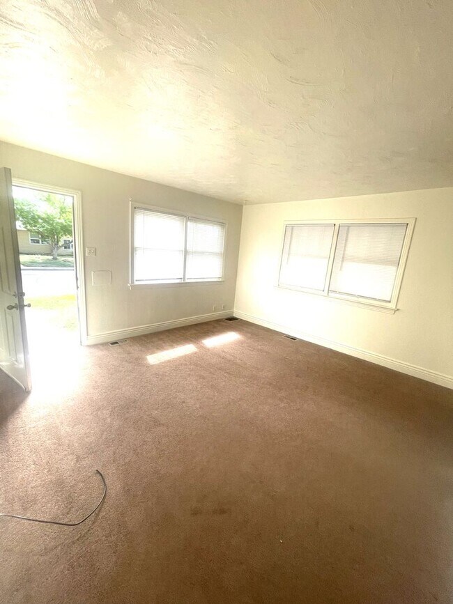 Building Photo - (2539 10th Ave Ct.)