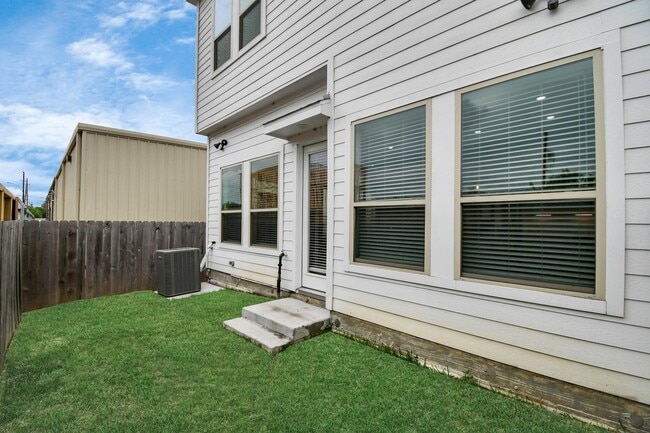 Building Photo - 304 Chobani Ln