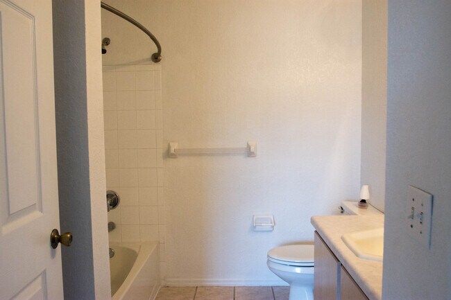 Building Photo - Second Floor Apartment with Balcony View! ...