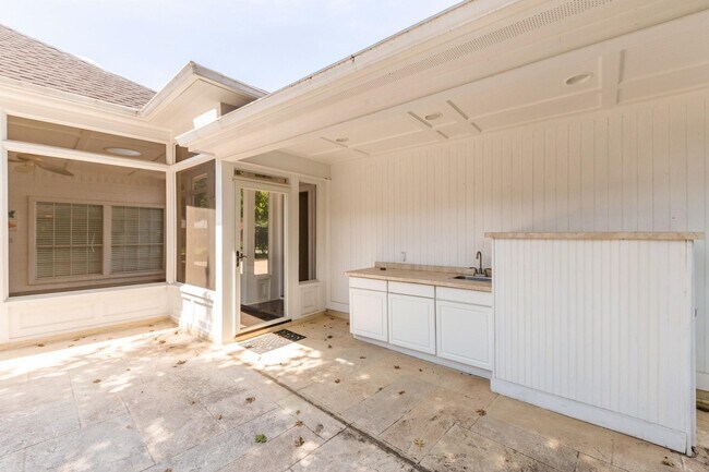 Building Photo - 4915 Keneshaw St