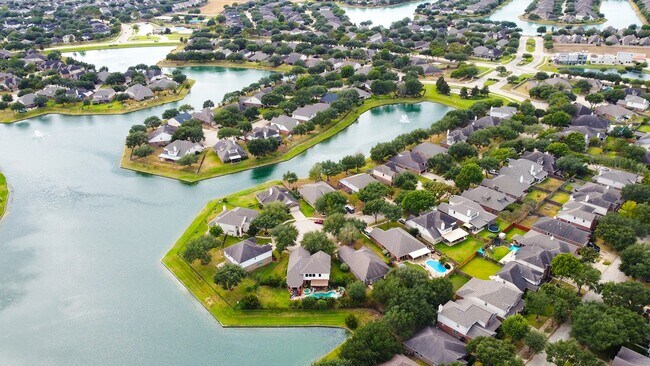 Building Photo - 25910 N Lakefair Dr