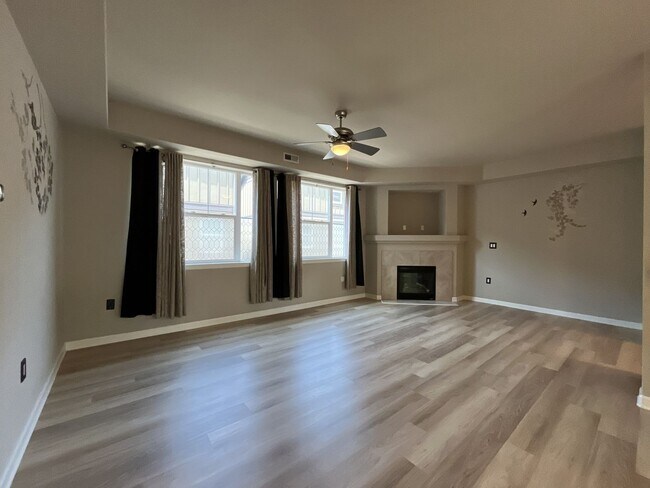 Building Photo - Distinctive 3-Story Tigard Townhouse with Stainless Steel Kitchen, Vaulted Ceilings & Attached 2-...