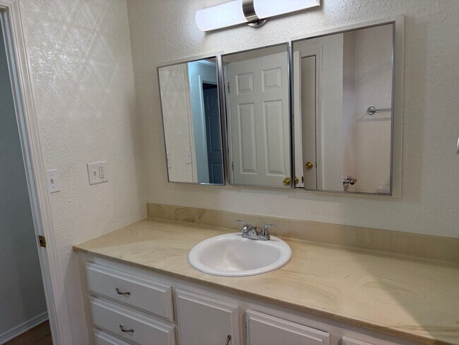 Building Photo - Updated 3 bedroom 2 bathroom house in Springfield!