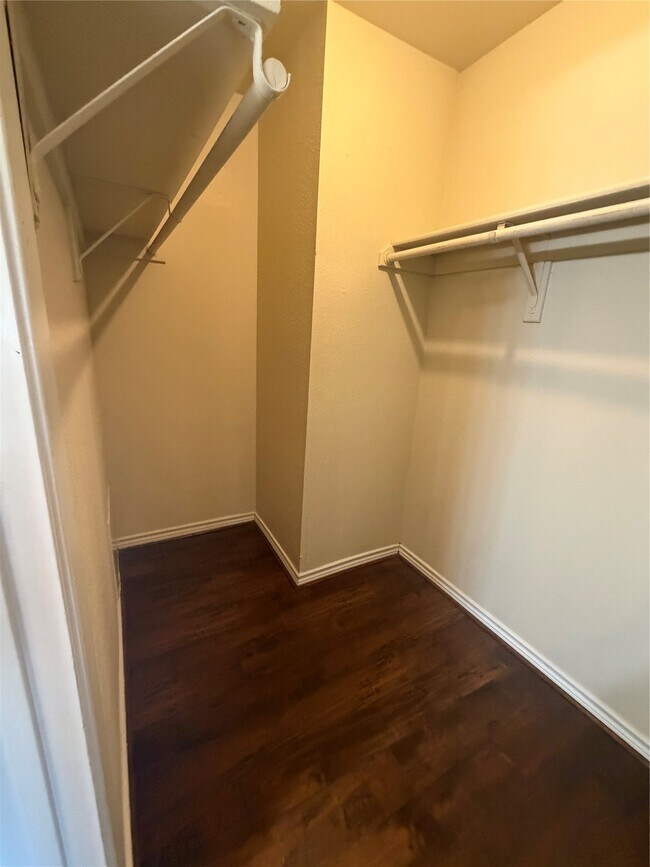 Building Photo - 732 Memorial Mews St