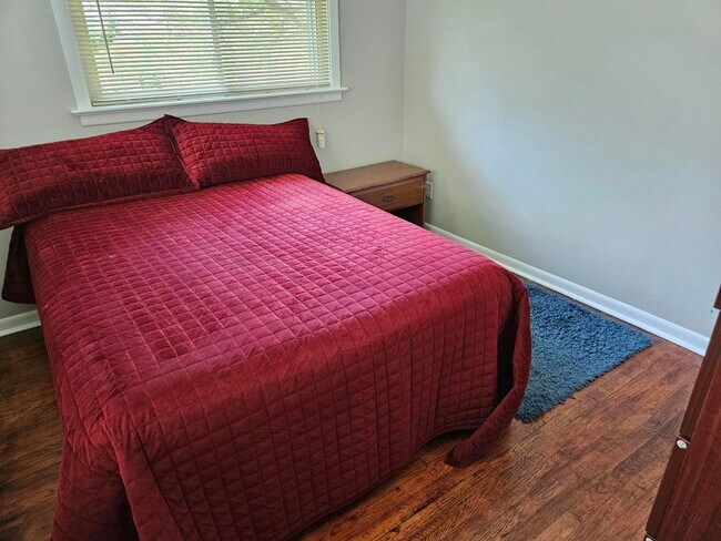 Building Photo - 1 Private Bedroom 1 Shared Bathroom *REGIS...