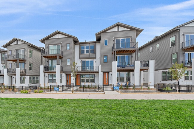 Building Photo - 10860 Lyric St