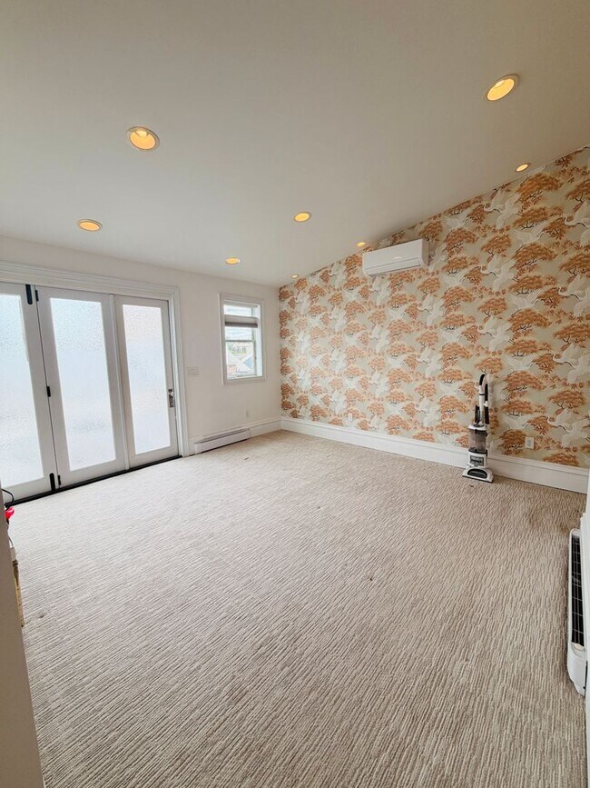 Building Photo - Lovely 3 story home with en-suiteS and private outdoor patio!