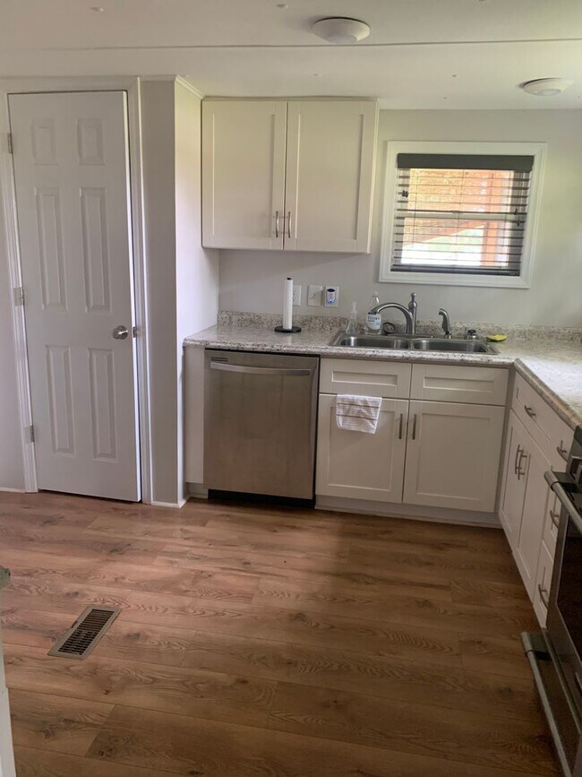 Building Photo - 3 bedroom 2 bath on High Rock Lake