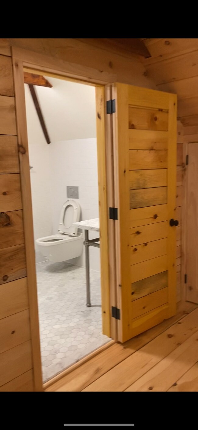 Building Photo - 346 King St