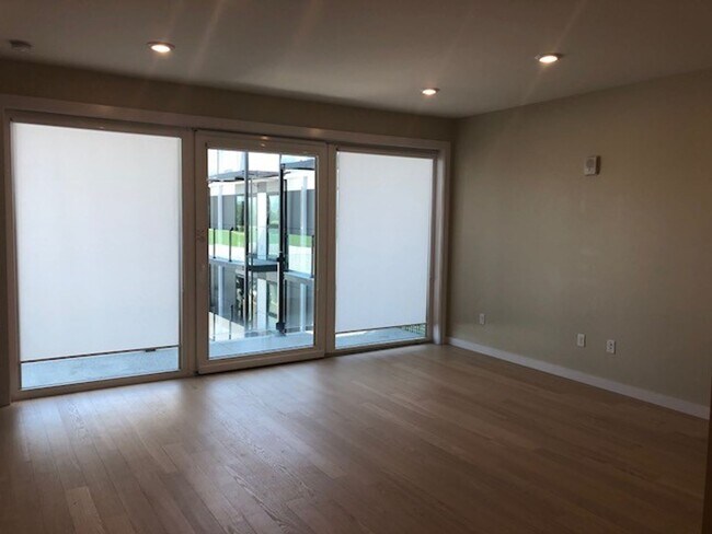 Building Photo - Beautiful Talbach House Condo!