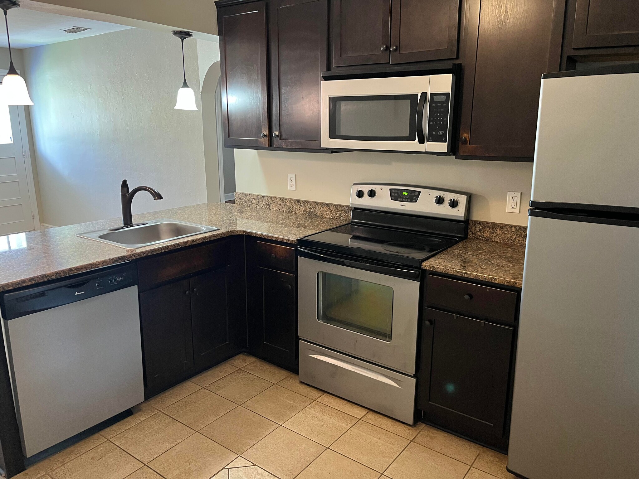 Building Photo - 813 Baker St