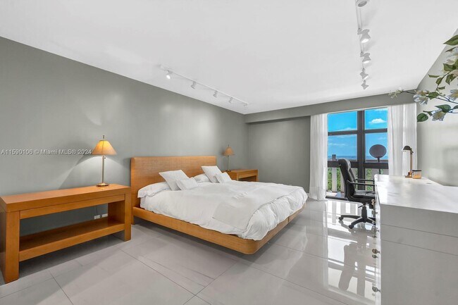 Building Photo - 1121 Crandon Blvd