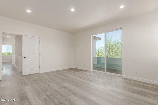 Building Photo - 957 E Desert Dr