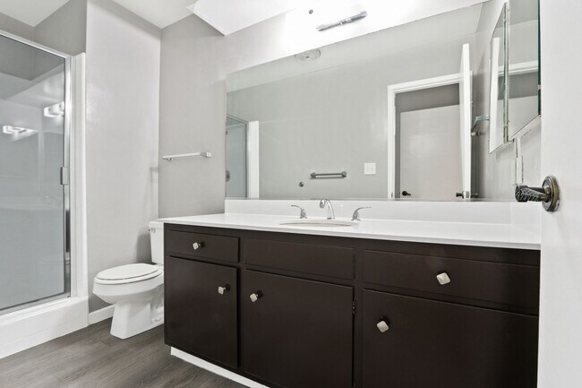 Building Photo - 1111 17th St #D in Santa Monica - North of Wilshire Blvd!