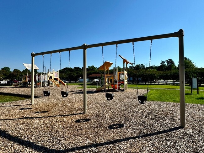 Building Photo - Available 08-08-25 in Cedar Crossing! A Pe...