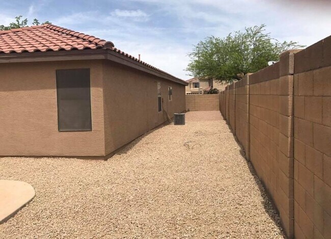 Building Photo - 3-bedroom, 2-bath on oversized lot