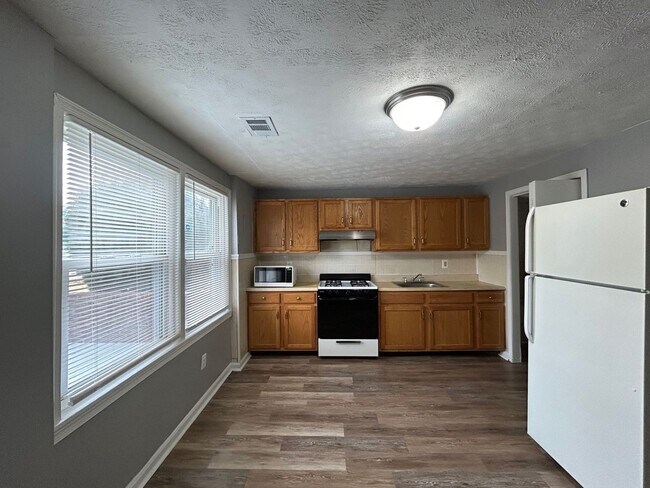 Building Photo - 2561 Marbourne Ave