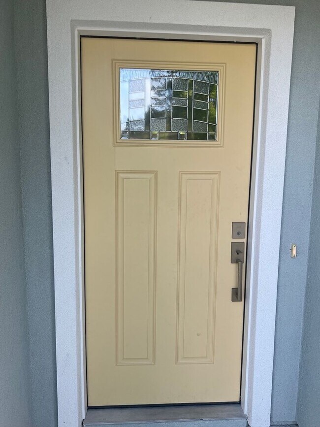 Building Photo - Pristine 4BR/2BA Available Immediately