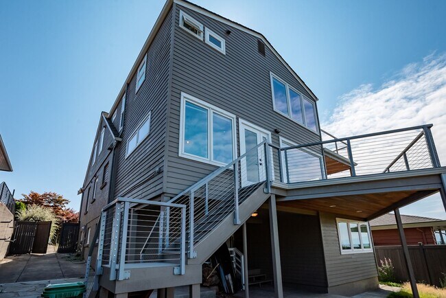 Building Photo - Stunning North Beach 4 bedroom, 3.5 bath with breathtaking view.