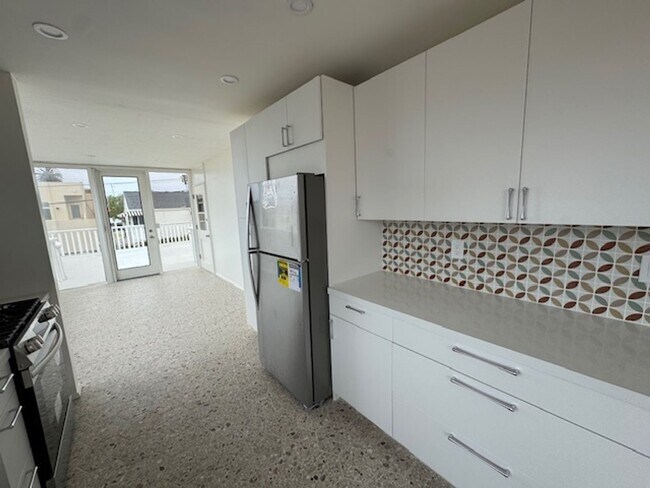 Building Photo - Charming Meets Modern – Renovated 2 Bed / ...