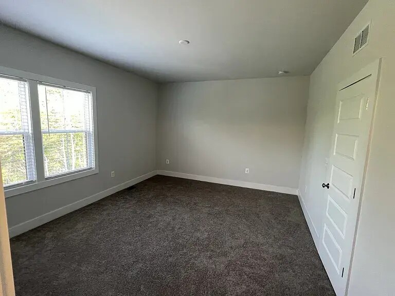 Building Photo - 584 Hazel Dr