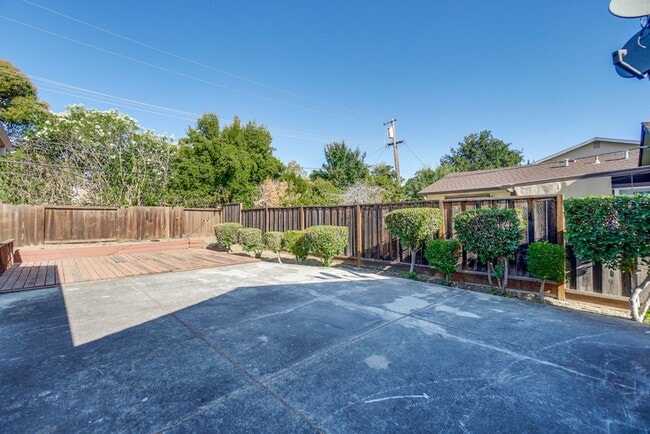 Building Photo - 1109 White Cliff Dr