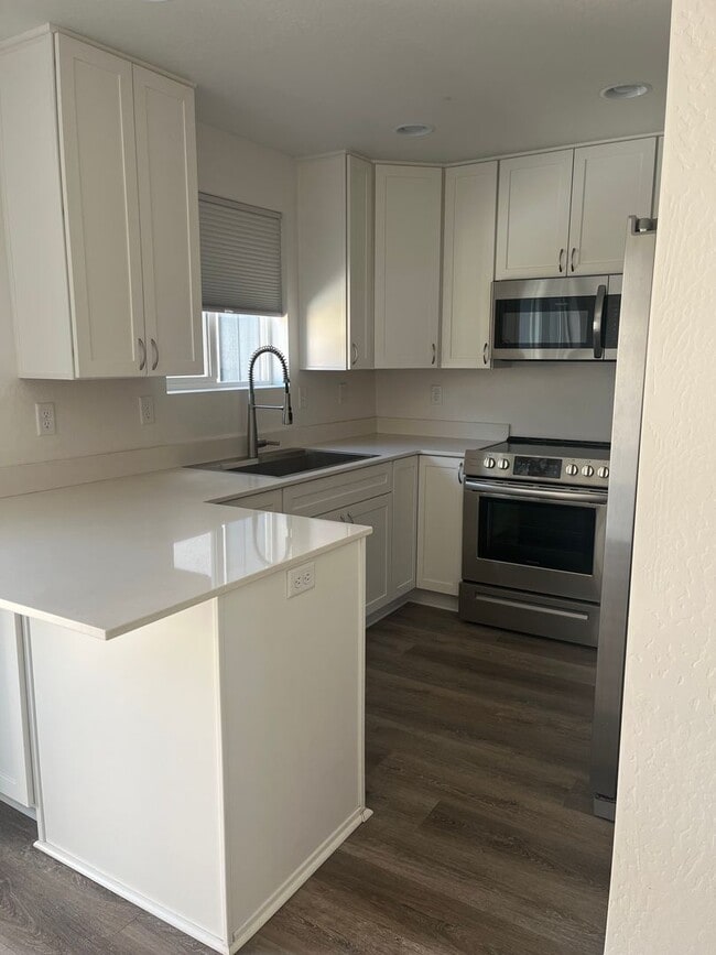 Building Photo - 2 Bedroom 1.5 Bath Townhouse