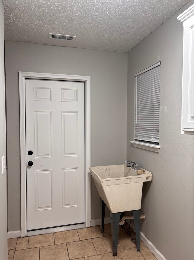 Building Photo - 3402 W Center St