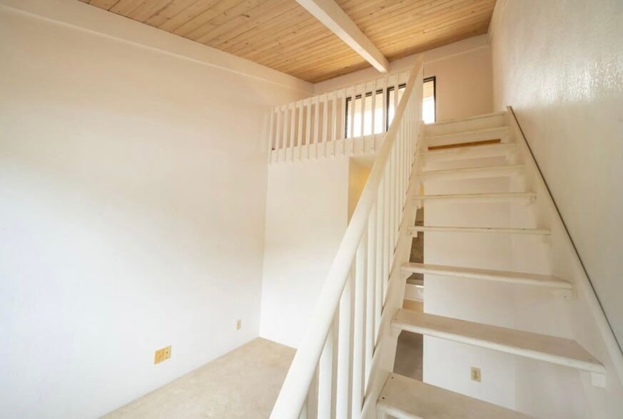 Building Photo - 2180 W Vineyard St