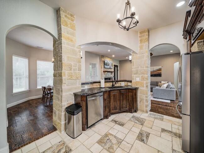 Building Photo - 200 Cove Dr