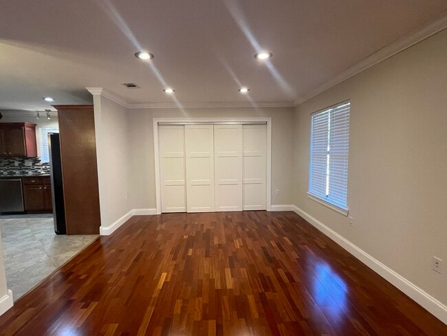 Building Photo - 1624 Oakmont Cir