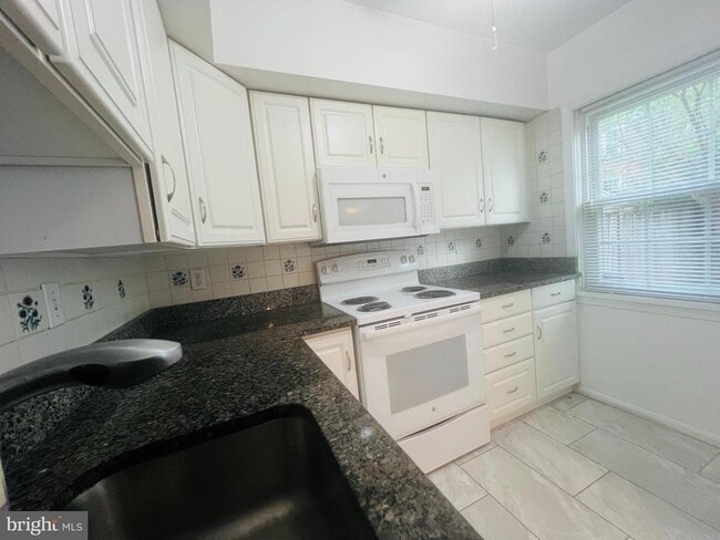 Building Photo - 755 Azalea Dr