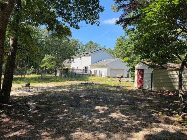 Building Photo - 4BR Colonial with Garage and Large Lot