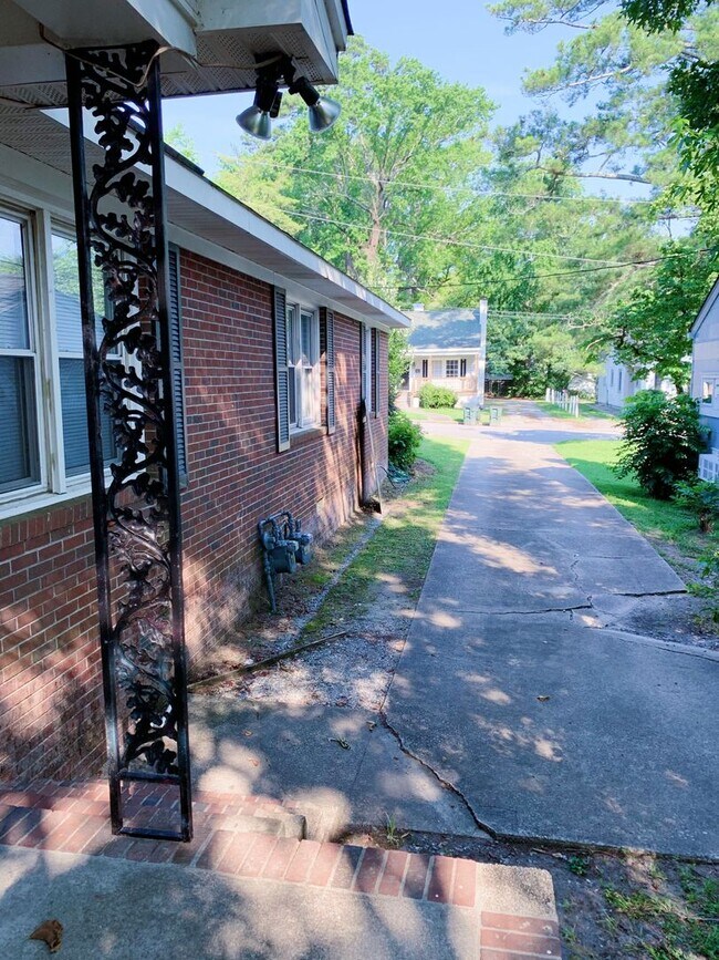Building Photo - 105 S Rotary Ave