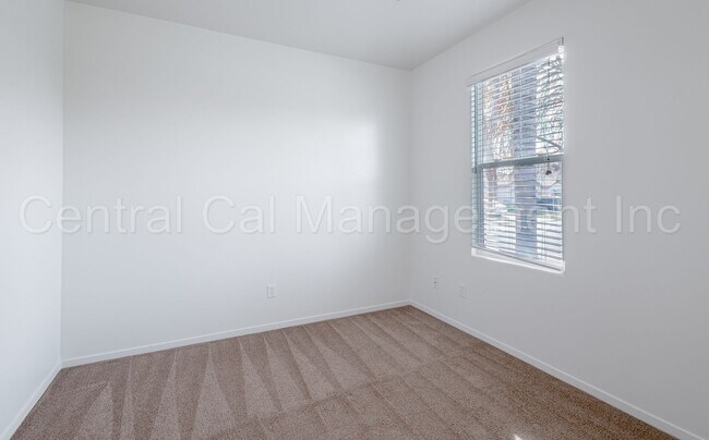 Building Photo - 3 Bedroom/2 Bath home located in the Desired Northwest - $2395 per Month!