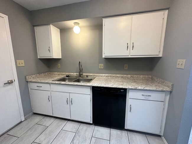 Building Photo - 3 Bedroom 2 Bathroom New flooring