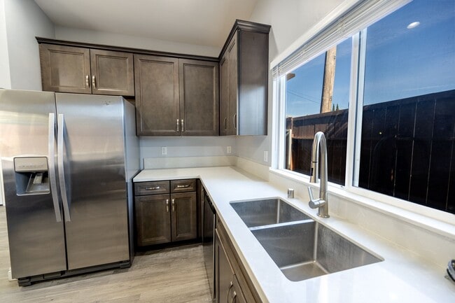 Building Photo - Large 3bd/2ba Detached House with Garage and AC!
